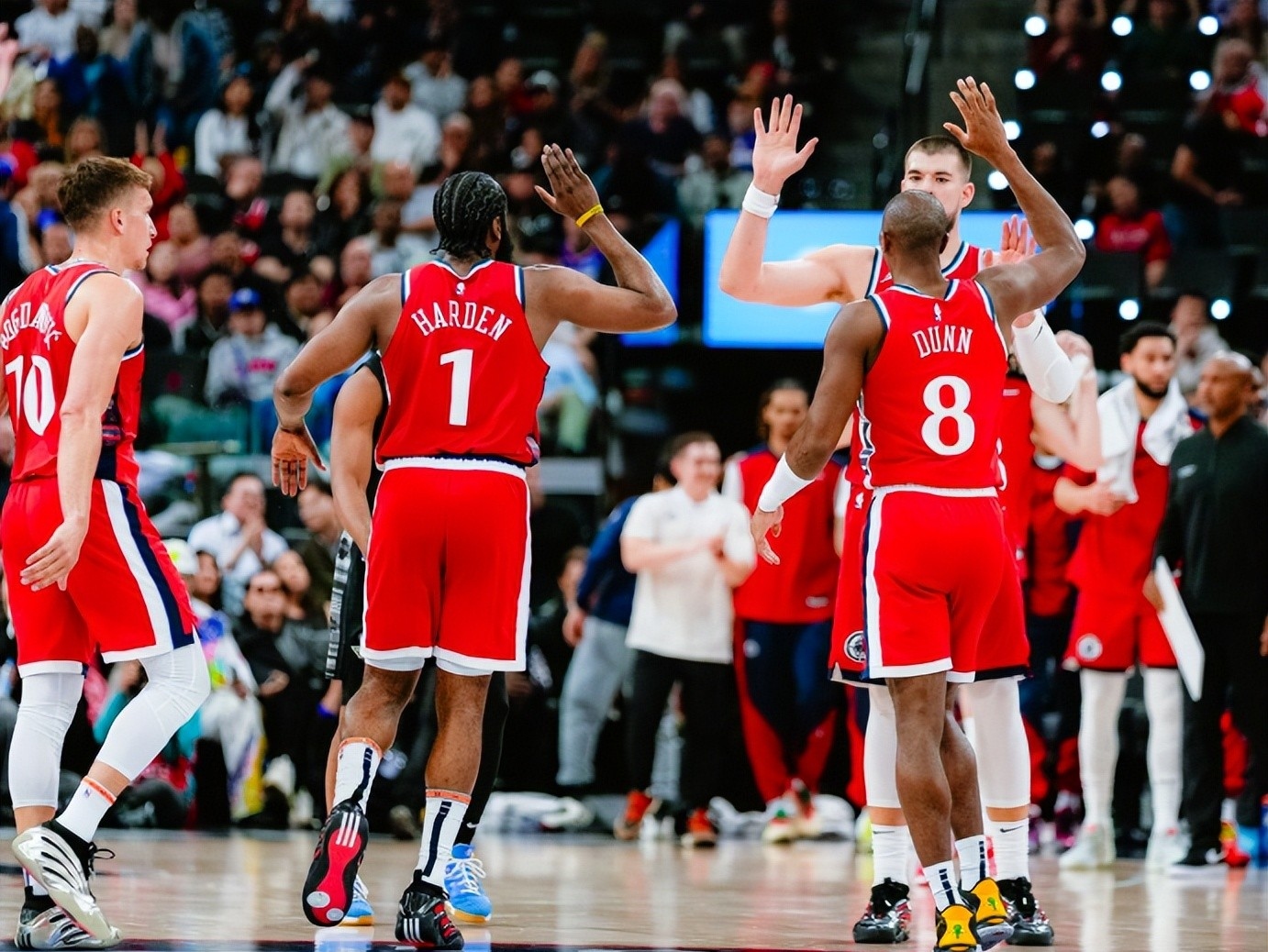 乐鱼网址 -关于洛杉矶快船训练开放日，集结日伤情更新引欢呼，社区盾在即，赛程密集仍需轮换的信息