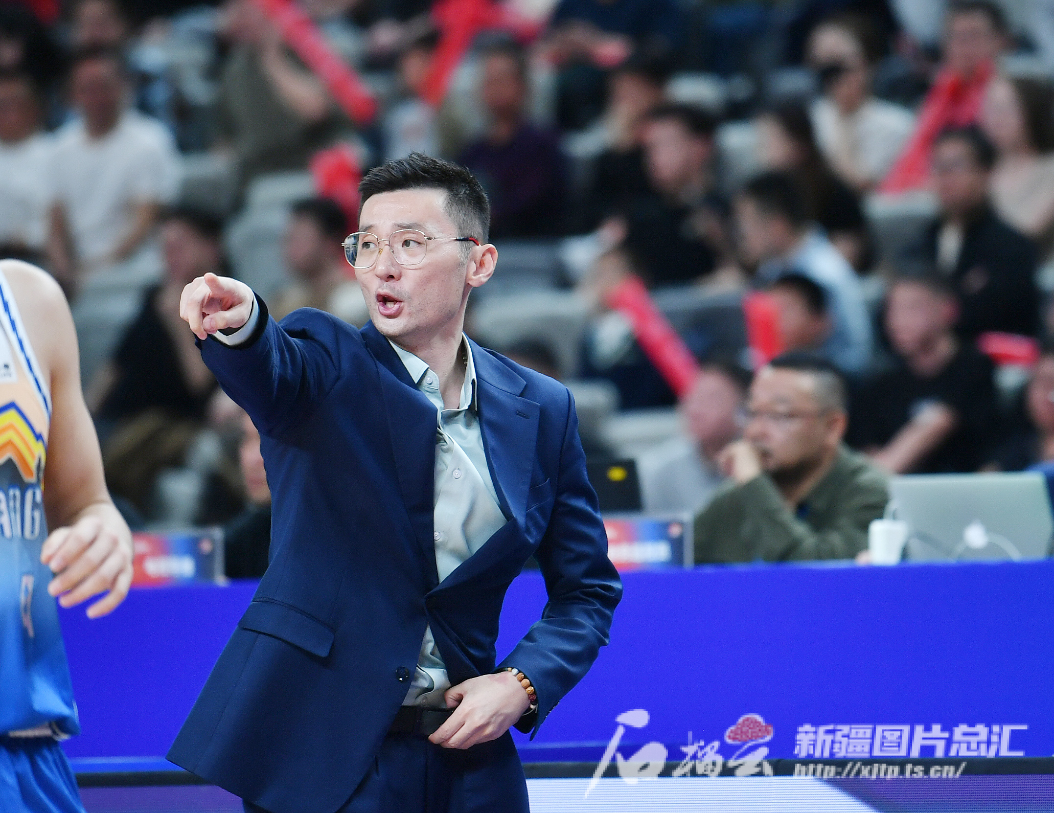 乐鱼网页版 -包含新疆广汇训练开放日;冲刺阶段队长鼓劲引欢呼;CBA季后赛在即;控场能力受关注的词条