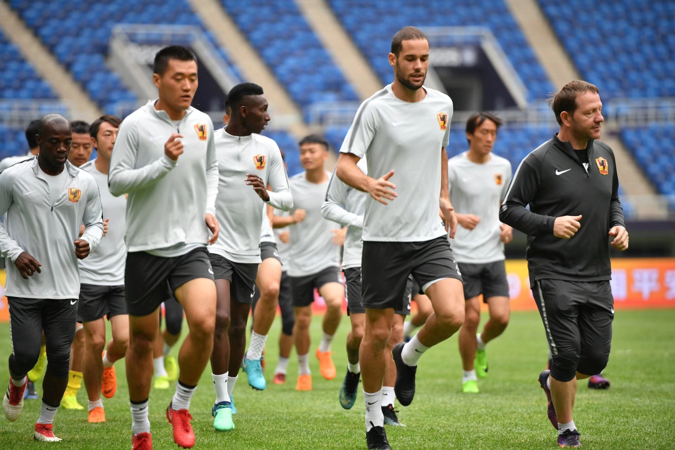 乐鱼网站 -关键时刻社区盾传出新动向,里昂队长鼓劲,管理层表态——压力陡增,控场能力受关注的简单介绍